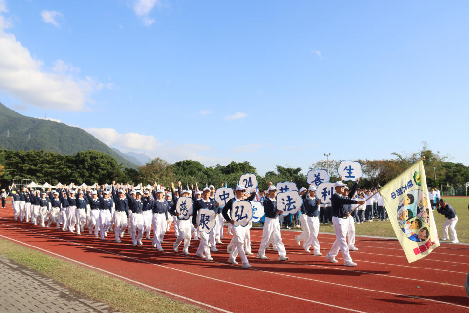 慈中最大靠山慈懿會爸媽以浩蕩隊伍進場