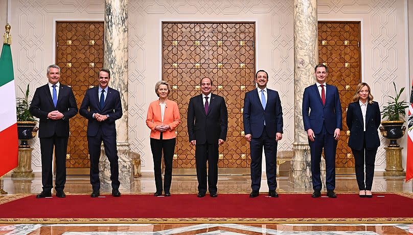 Von links nach rechts: Karl Nehammer, Kyriákos Mitsotákis, Ursula von der Leyen, Abdel Fattah al-Sissi, Níkos Christodoulídis, Alexander De Croo und Giorgia Meloni.