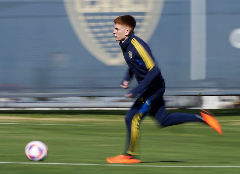 Valentín Barco, en un entrenamiento de Boca; vive un presente soñado, desde la titularidad ante Palmeiras en la Copa Libertadores y el interés de Manchester City