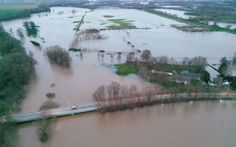 Floodwater flows around the village of Ruthe in the district of Hildesheim. Julian Stratenschulte/dpa