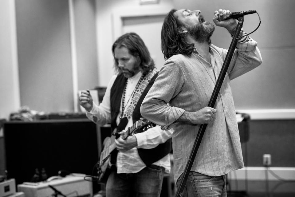 Brothers Rich (playing guitar) and Chris (singing) Robinson form the core of The Black Crowes.