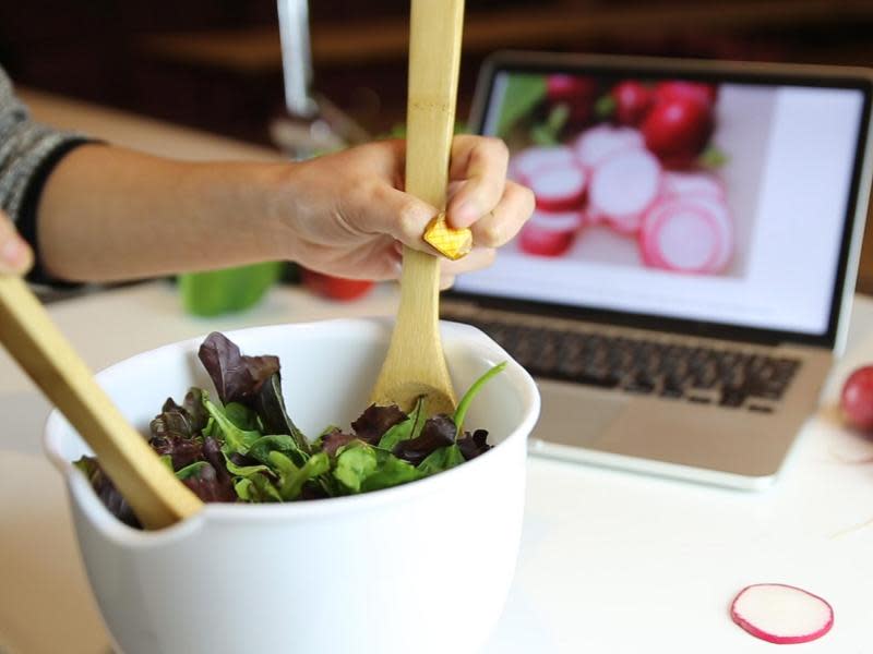 Gerade keine Hand frei? Kein Problem: Mit NailO klappt das Scrollen im Rezept trotzdem. Foto: MIT