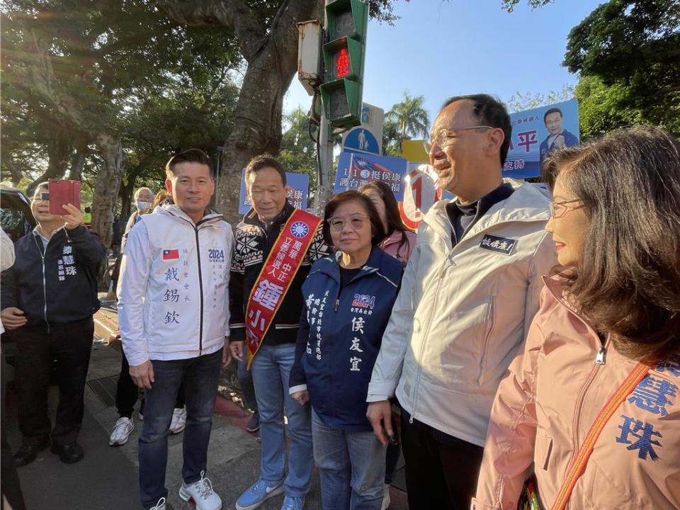 國民黨黃呂錦茹日前在台北市長蔣萬安陪同下力挺鍾小平，今再次現身，與國民黨主席朱立倫、台北市議會議長戴錫欽等人，一起到萬華區國興市場陪鍾小平拜票。（蔡佩珈攝）