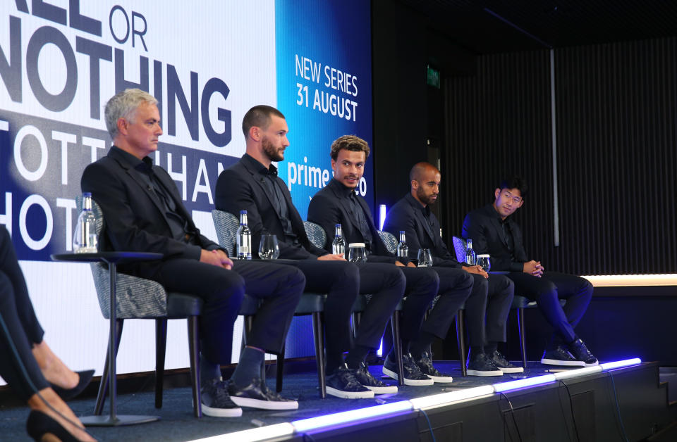 El entrenador José Mourinho y los futbolistas Hugo Lloris, Heung-Min Son, Lucas Moura y Dele Alli sentados en un escenario.