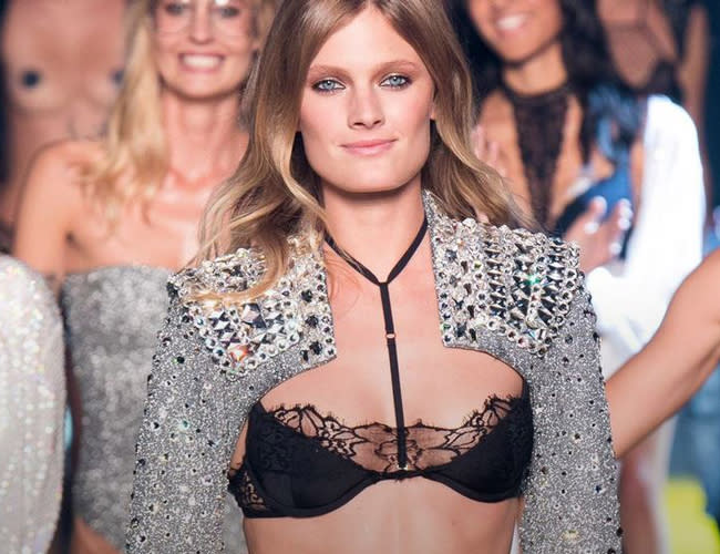 <p>En tant qu’égérie d’Etam, Constance Jablonski était l’une des stars du défilé organisé par Etam. La jeune femme de 26 ans, originaire de Lille, a fait monter la température d’un cran.<br> Crédit photo : WireImage </p>