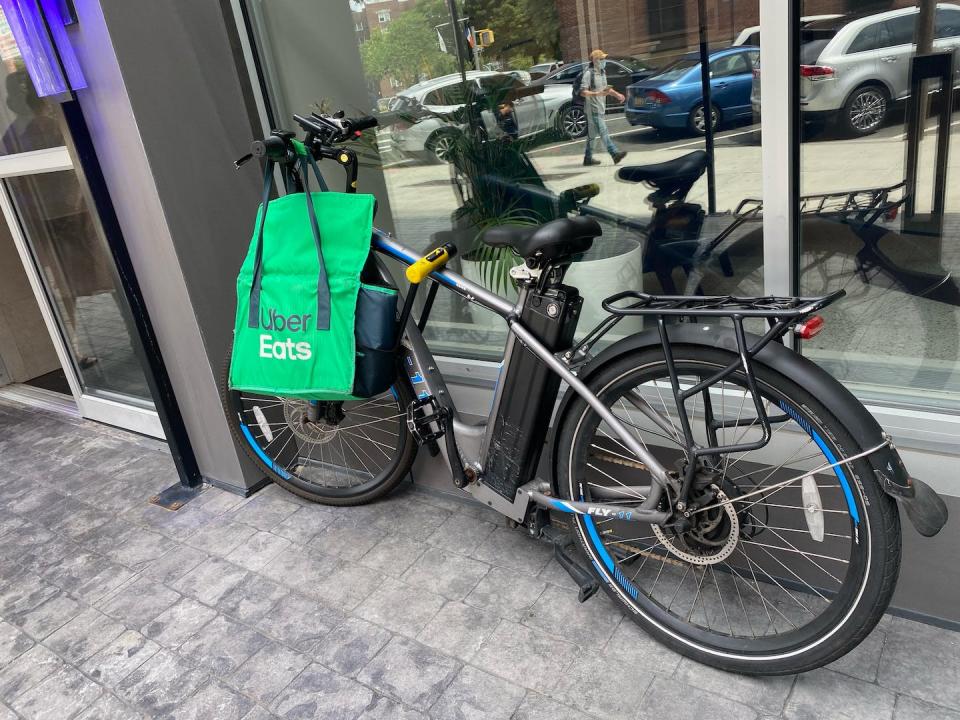 Les vélos électriques sont populaires pour les services de livraison urbaine, ce qui signifie que de nombreux utilisateurs en dépendent pour leurs revenus. <a href="https://www.gettyimages.com/detail/news-photo/uber-eats-electric-bike-parked-on-sidewalk-manhattan-new-news-photo/1428511600" rel="nofollow noopener" target="_blank" data-ylk="slk:Lindsey Nicholson/UCG/Universal Images Group via Getty Images;elm:context_link;itc:0;sec:content-canvas" class="link ">Lindsey Nicholson/UCG/Universal Images Group via Getty Images</a>