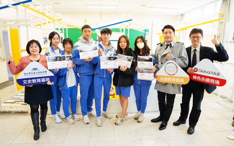 文大團隊改造高中教室  變身文史教育基地 中國文化大學建築系師生團隊參與USR計畫，將金山 高中教室打造成「金山文史教育基地」，擺放高中生 在金山的攝影照片、地方文史的書籍資料。 （文大提供） 中央社記者許秩維傳真  113年4月25日 