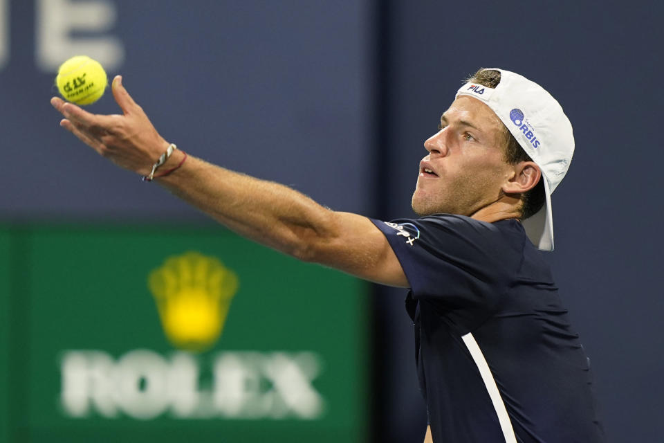 El argentino Diego Schwartzman realiza su saque en el duelo ante el japonés Yasutaka Uchiyama, el sábado 27 de marzo de 2021, en el Masters de Miami (AP Foto/Wilfredo Lee)