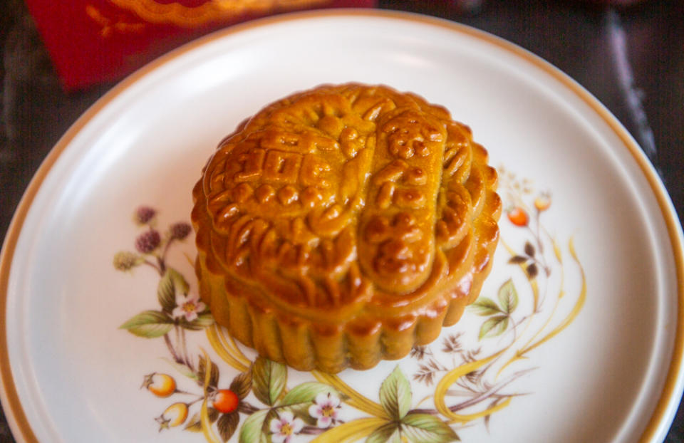 eu yan sang - mooncake