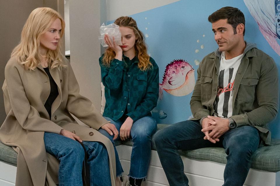 Zora (Joey King, Mitte) kann einfach nicht glauben, dass ihr Chef Chris Cole (Zac Efron) eine Affäre mit ihrer Mutter (Nicole Kidman) hat. (Bild: Netflix / Tina Rowden)