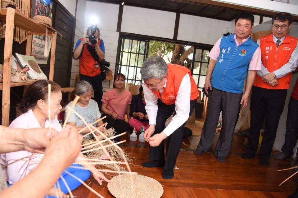 陳建仁在苑裡山腳國小樂齡學習中心，開心學習樂齡課程。（圖：縣府提供）