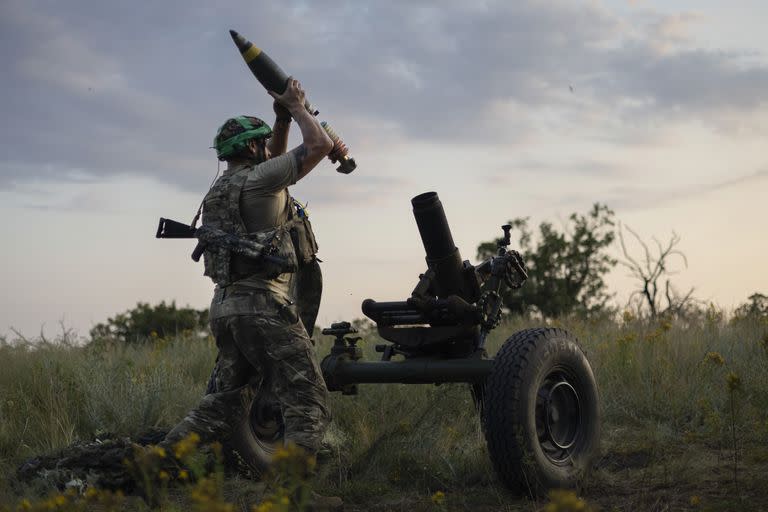 Un militar ucraniano de la tercera Brigada de Asalto dispara un mortero de 122 mm hacia posiciones en el frente cerca de Bájmut, en la región de Donetsk
 (AP Foto/Alex Babenko, Archivo)