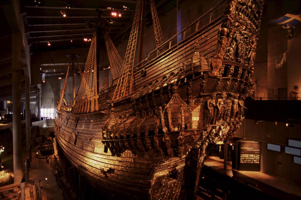 Die Vasa galt in ihrer Zeit als eines der größten und stärksten Kriegsschiffe überhaupt. Zu schade, dass die Konstrukteure mehr Wert auf Ausschmückung denn auf Stabilität legten. Die Folge: Die schwedische Galeone sank im Jahr 1628 auf ihrer Jungfernfahrt, und zwar nach gerade einmal 1.300 Metern.