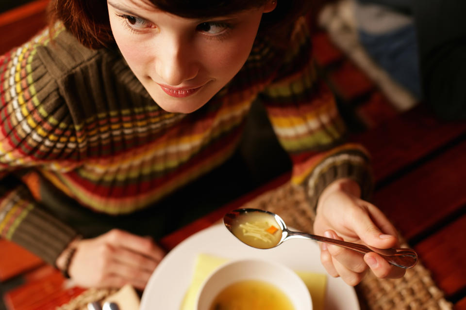 2.避免飯後喝湯湯水水（圖片來源：Getty Image）