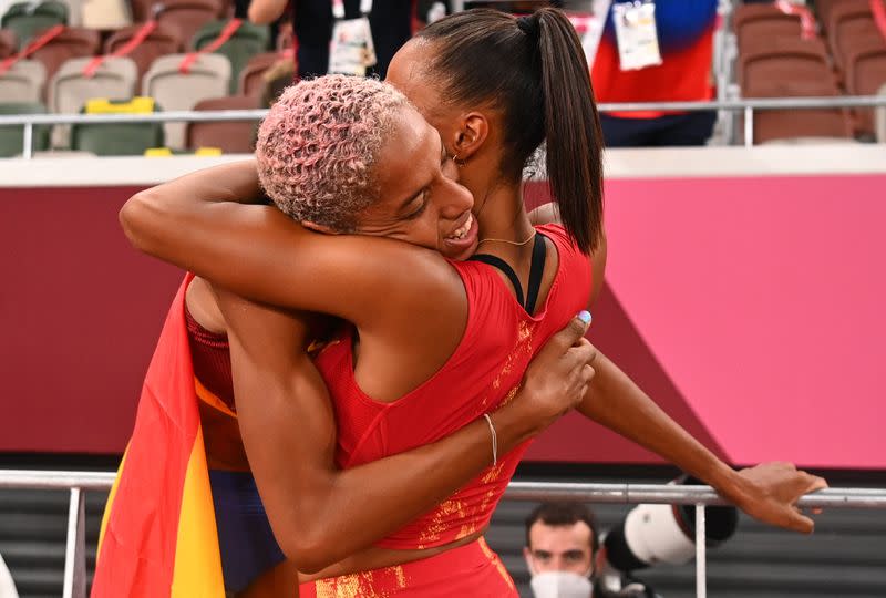 Foto del domingo de la atleta Yulimar Rojas de Venezuela celebrando con la española Ana Peleteiro tras ganar el oro olímpico e triple salto con récord mundial.