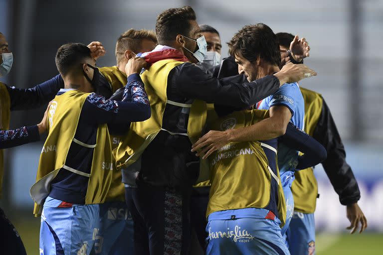 Todos abrazan a Lucas Albertengo, el auto de dos goles en la victoria de Arsenal sobre Bolívar; el triunfo en Sarandí y la derrota de Ceará con Jorge Wilstermann, la combinación de resultados que le posibilitó al equipo que dirige Sergio Rondina clasificarse a los octavos de final de la Copa Sudamericana