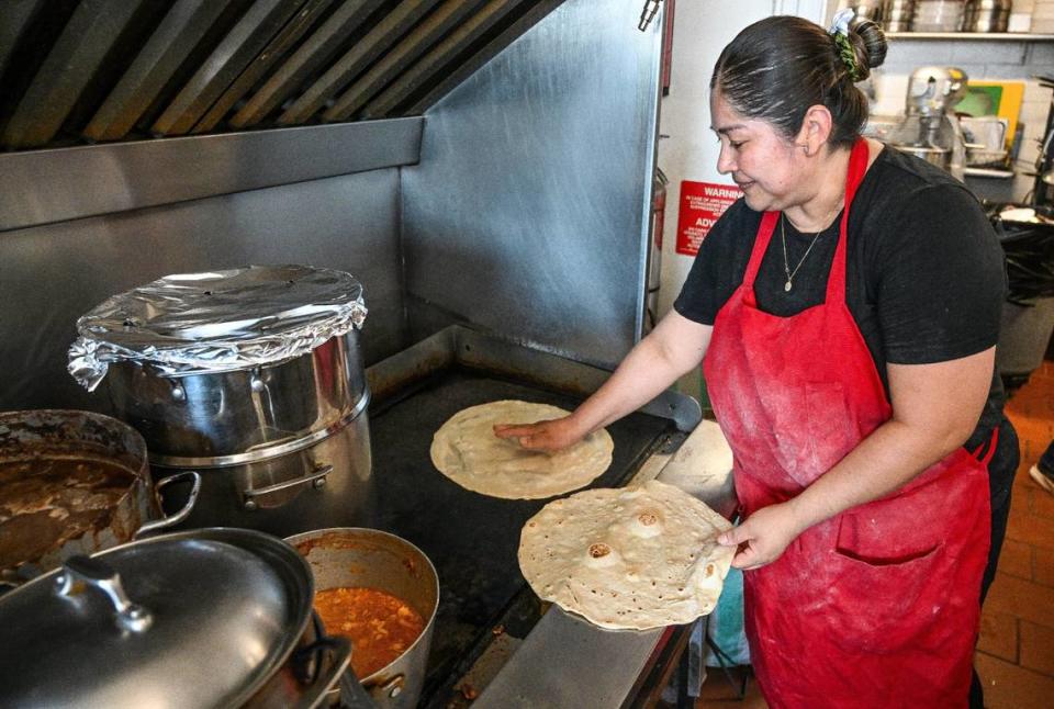 Eneida Mendes cocina tortillas caseras en la plancha mientras trabaja con otros miembros de su familia en Adrian's, un lugar de comida mexicana de Fresno desde hace mucho tiempo en Belmont, cerca de First Street, cerca del centro de Fresno, el lunes 24 de junio de 2024.