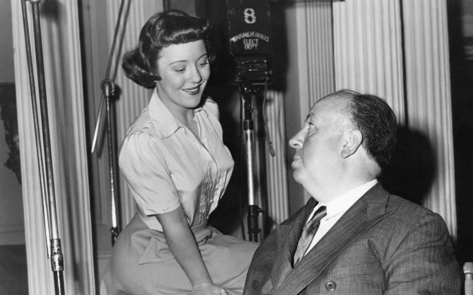Patricia war in einigen Filmen ihres Vaters Alfred Hitchcock zu sehen. Das Bild zeigt die beiden am Set von 