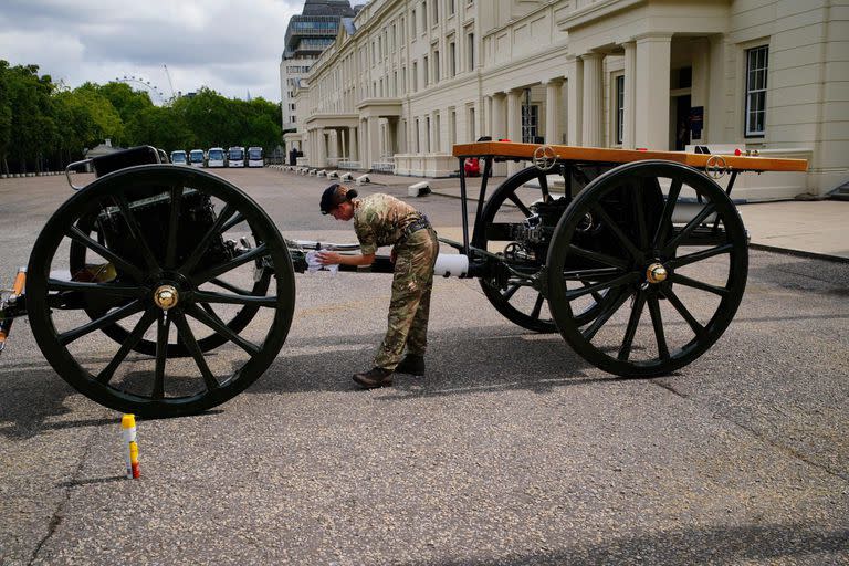 Limpieza de un carruaje de armas de la artillería a caballo real King´s Troop en Wellington Barracks