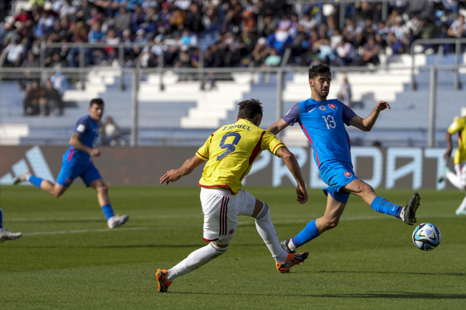 Colombia's Tomas Angel, center, scores his side's 4th goal against Slovakia during a FIFA U-20 World Cup round of 16 soccer match at the Bicentenario stadium in San Juan, Argentina, Wednesday, May 31, 2023. (AP Photo/Ricardo Mazalan)