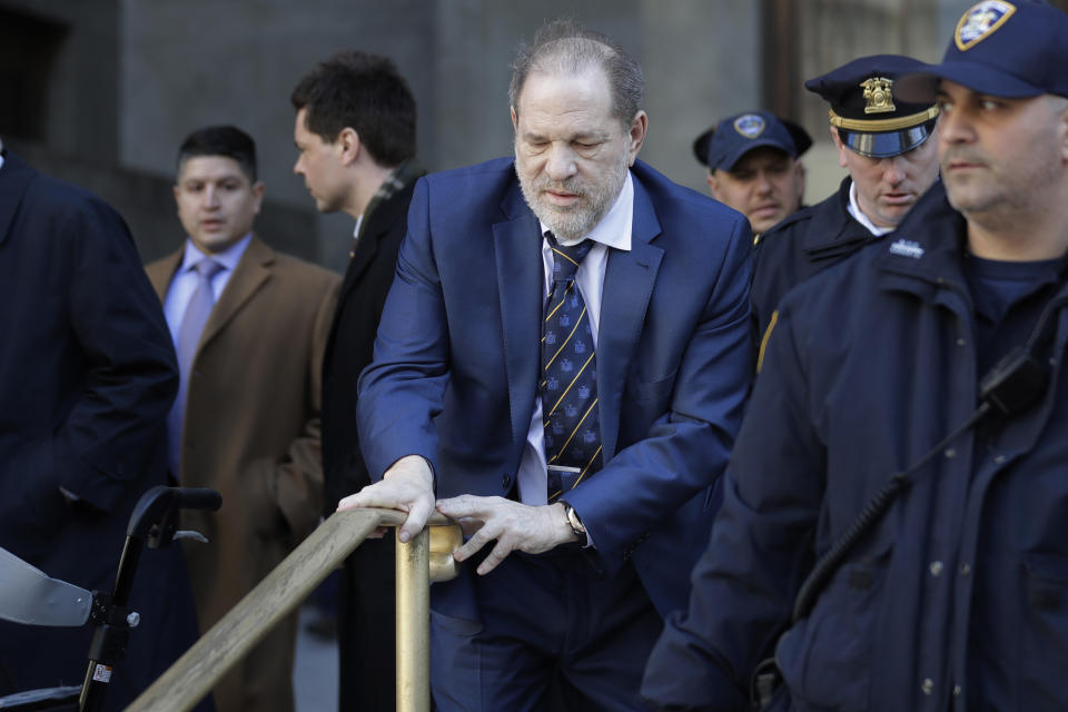 ARCHIVO - Harvey Weinstein sale de un tribunal de Manhattan después de los argumentos finales de su juicio por violación en Nueva York, el viernes 14 de febrero de 2020. El más alto tribunal de Nueva York anuló la condena por violación de Harvey Weinstein en 2020 y ordenó un nuevo juicio. (Foto AP/Seth Wenig, archivo)