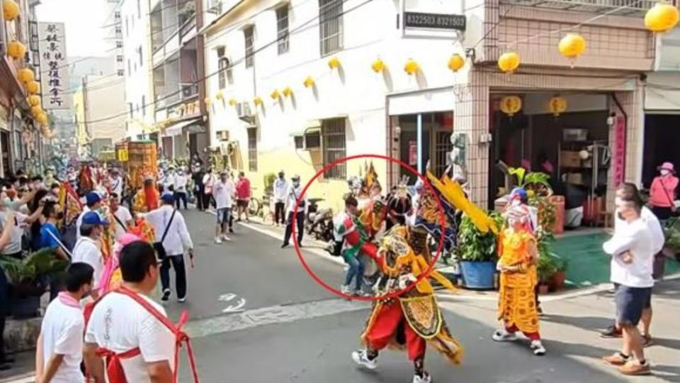 宮廟人員將神將架走。（圖／翻攝自爆料公社二館）