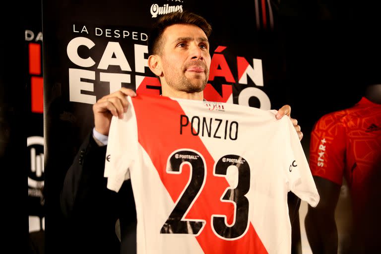 Leo Ponzio en la presentación de su partido despedida, con la camiseta que utilizará en el partido