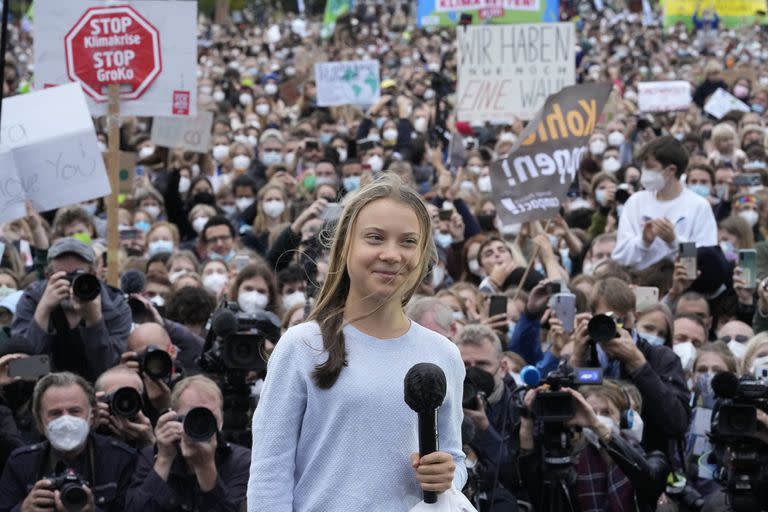 La activista climática sueca Greta Thunberg en un escenario durante la huelga climática global Fridays for Future en Berlín, Alemania, el viernes 24 de septiembre de 2021 (Markus Schreiber/)