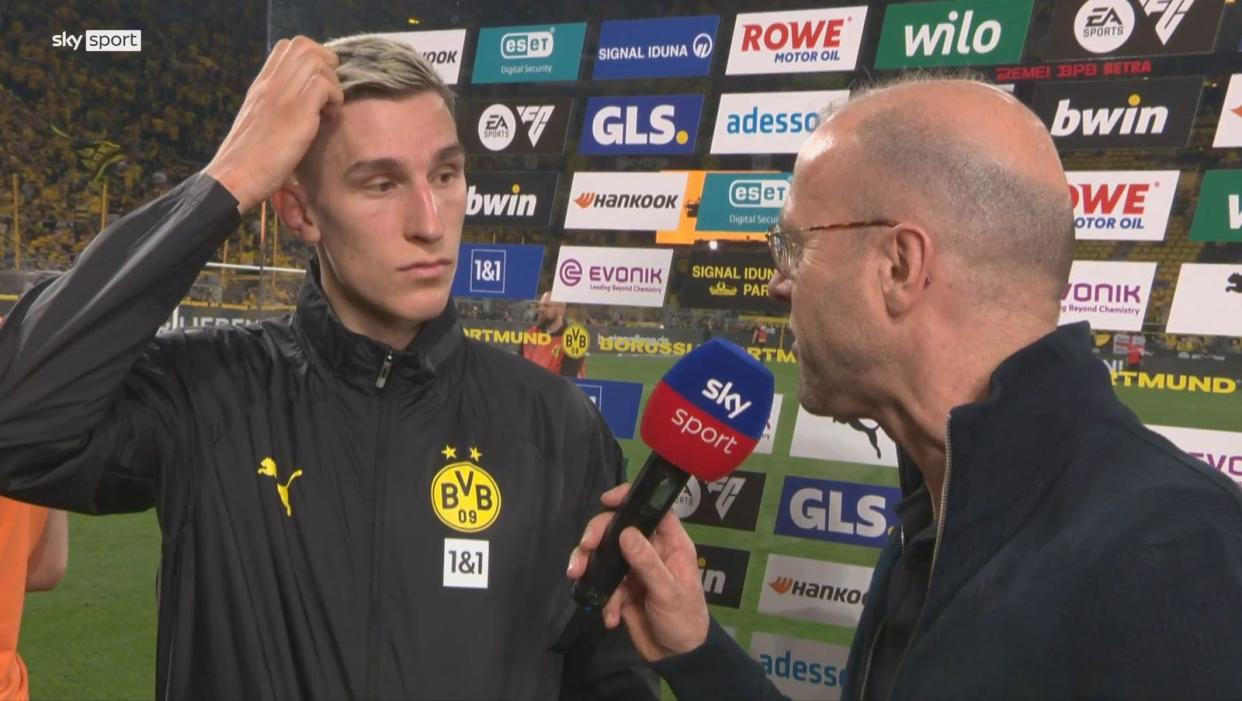 BVB-Star Nico Schlotterbeck (links) und Sky-Reporter Patrick Wasserziehr gerieten am Wochenende aneinander. (Bild: Sky)