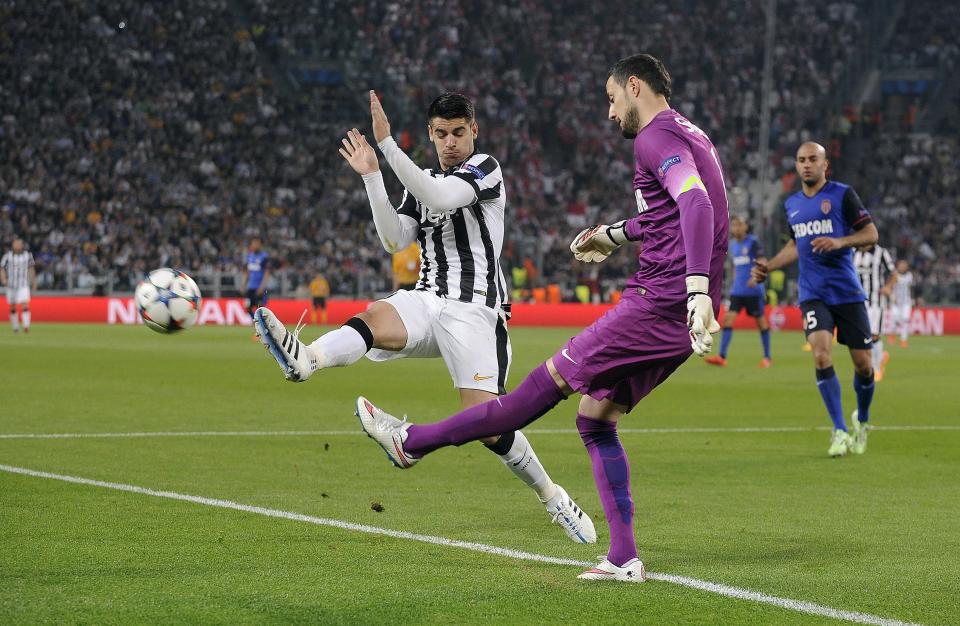 Monaco's goalkeeper Danijel Subasic (R) makes a save against Juventus' Álvaro Morata during their Champions League quarterfinal soccer match at the Juventus stadium in Turin April 14, 2015. REUTERS/Giorgio Perottino