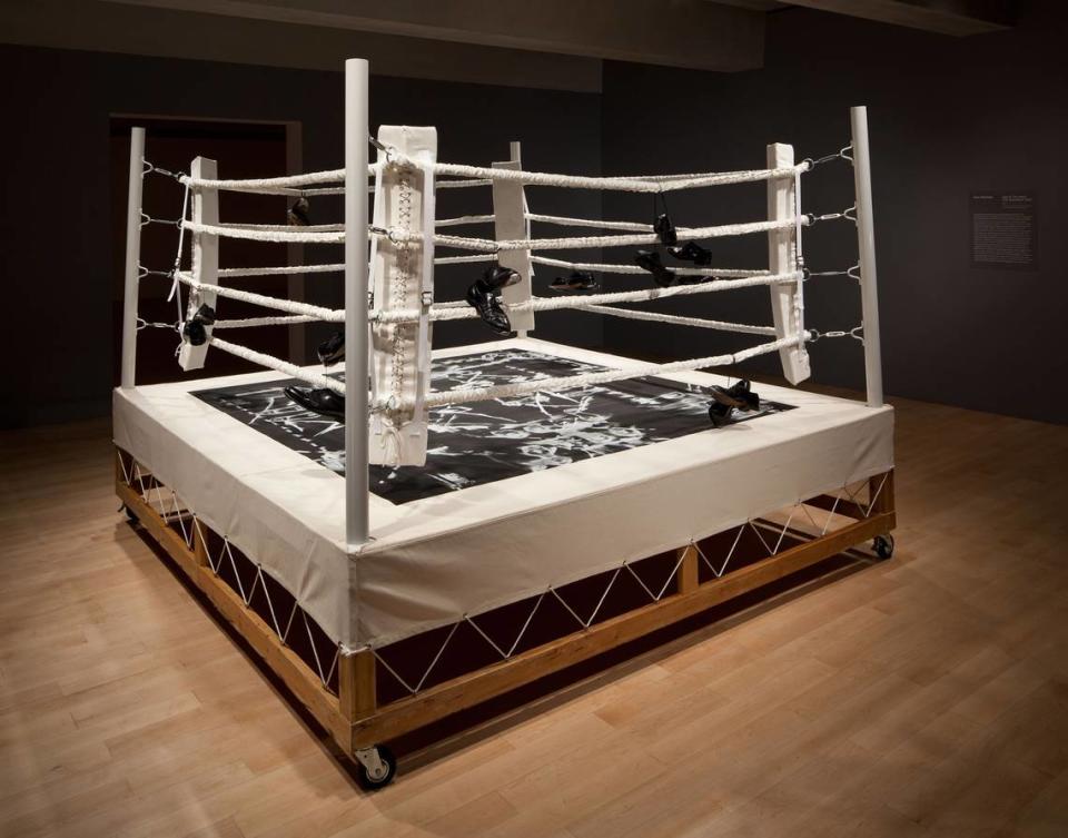 ‘Step into the Arena’ (’The Essentialist Trap’), 1994, madera, metal, lienzo, Wood, metal, canvas, gamuza, pigmentos, sogas y zapatos, 85 x 120 x 120 pulgadas. Whitney Museum of American Art, New York; regalo de Peter Norton Family Foundation.