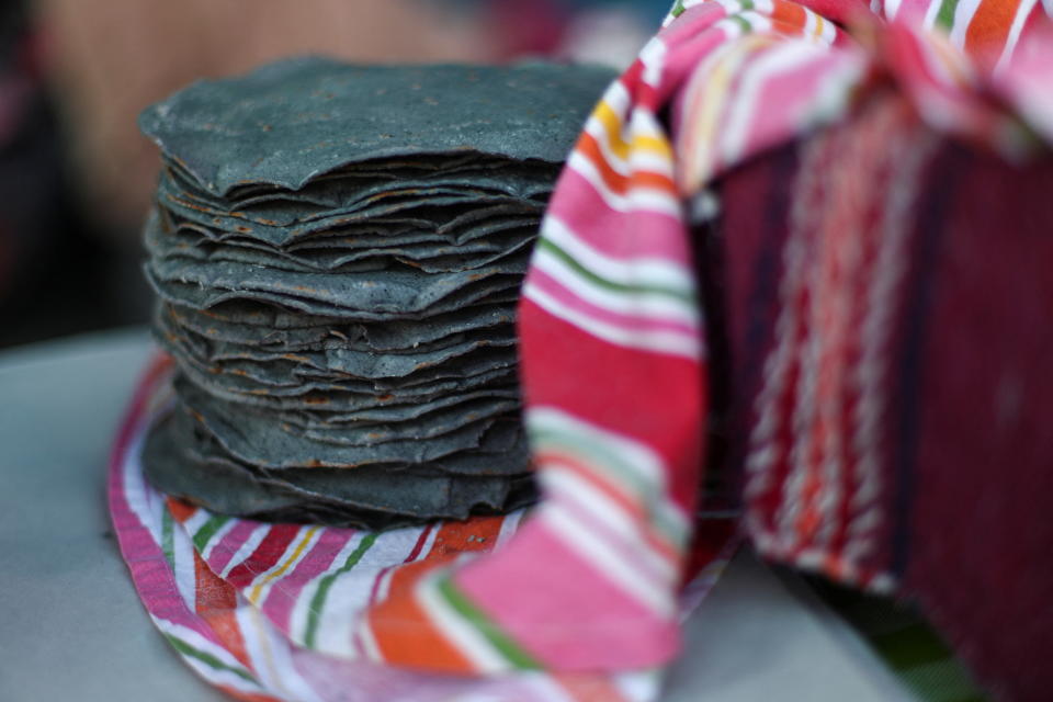 El gremio de fabricantes advierte del uso de colorantes para dar colores a las tortillas, como el verde para imitar al nopal (Foto: Edgard Garrido/Reuters). 