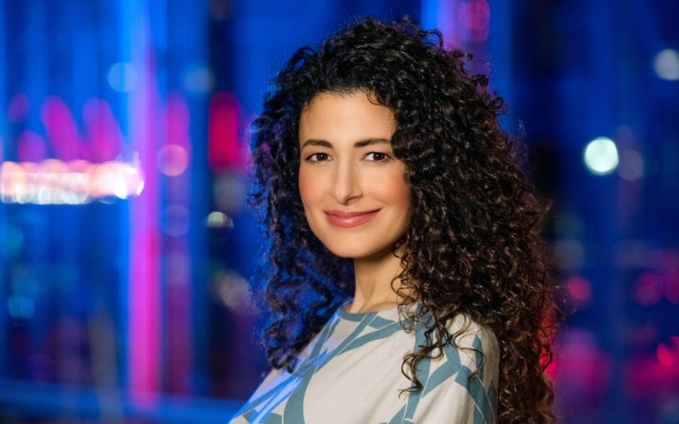 Die Eltern von Marwa Eldessouky sind in Ägypten geboren, sie selbst in Berlin: "Trotzdem liebe ich die ägyptische Kultur: das Essen, die Filme, die Sprache", schwärmt sie.  (Bild: rbb/Oliver Ziebe)