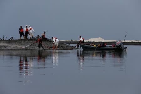 Men work at the Bodo clean-up site in Rivers State, Nigeria November 1, 2017. REUTERS/Afolabi Sotunde