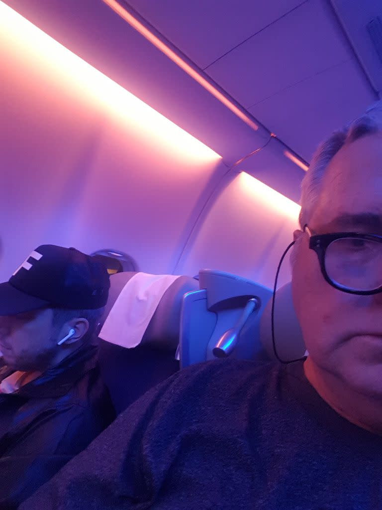 Carlos Garmendia enseñó las fotos en donde se puede ver a Jey Mammon durmiendo a su lado rumbo a Madrid