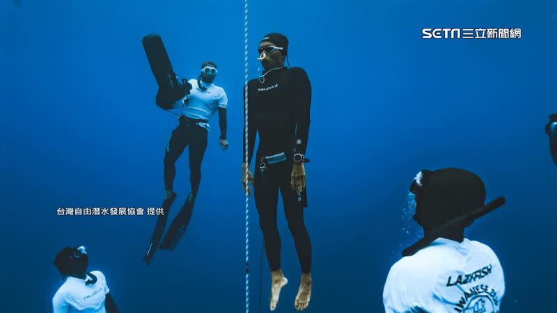 選手在比賽中，要進行50米深恆重雙蹼下潛。（圖／台灣自由潛水發展協會提供）
