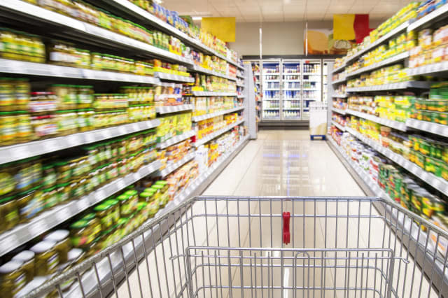 Einkaufswagen im Supermarkt