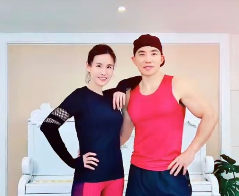 ▲劉畊宏（右）與太太王婉霏因為拍攝健身操爆紅。（圖／翻攝抖音）