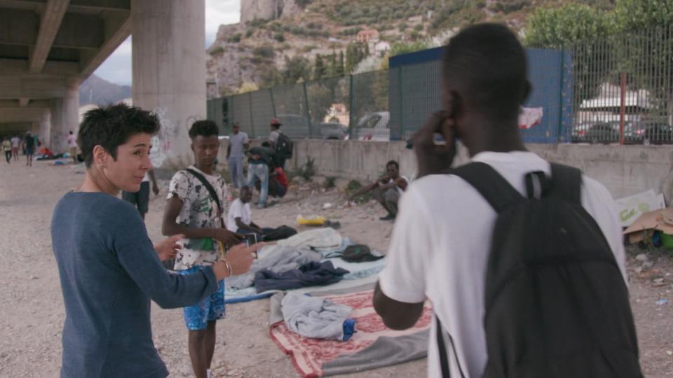 Dunja Hayali im italienischen Ferienort Ventimiglia im Gespräch mit den Flüchtlingen Mohamed und Sülejman, Foto: ZDF/Ole Jürgens