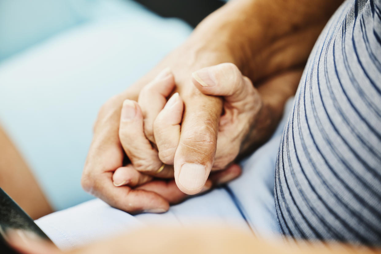 Différents d’âge - Guillaume 41 ans, et Élise, 68 ans : "Je voulais une femme à la retraite pour qu’elle s’occupe de moi". Photo : Getty Creative.