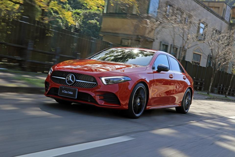 2020-mercedes-benz-a200-sedan-amg-line