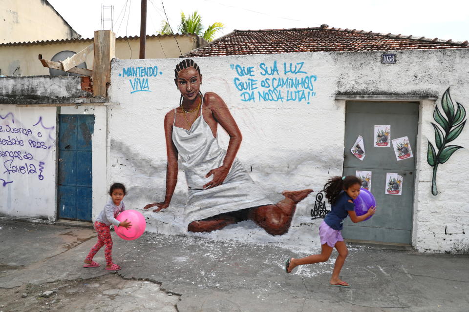 Ein frisches Wandgemälde der schwangeren Kathlen Romeu erinnert in Rio an die erschossene Influencerin. (Bild: REUTERS/Pilar Olivares)