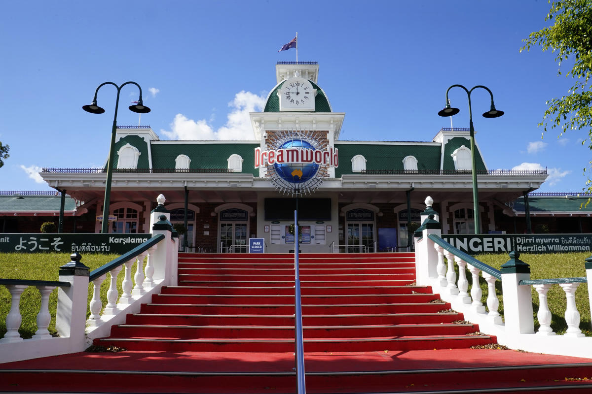 Tiger bites handler at Australian amusement park