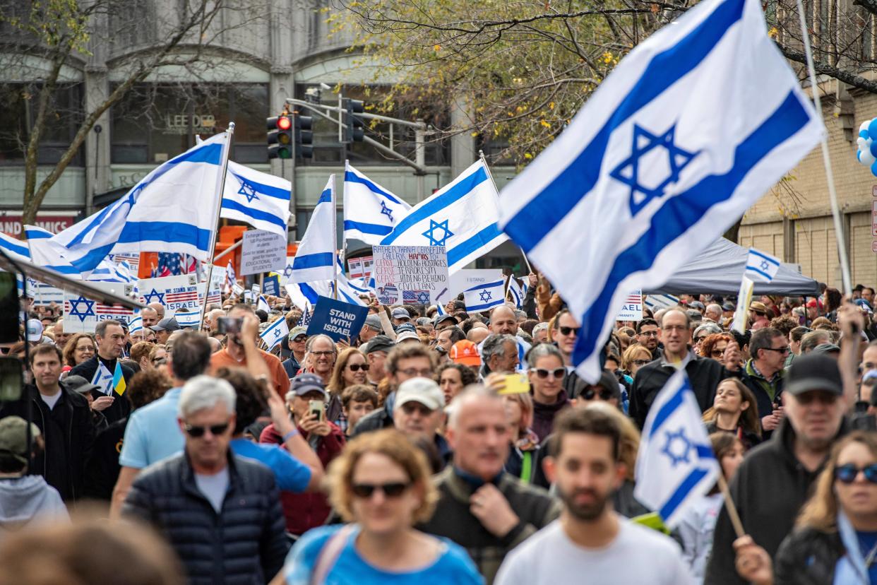 Des personnes marchent lors d’un rassemblement pour montrer le soutien local au droit d’Israël d’exister et de se défendre dans la guerre contre le Hamas à Brookline, Massachusetts, le 5 novembre 2023. 