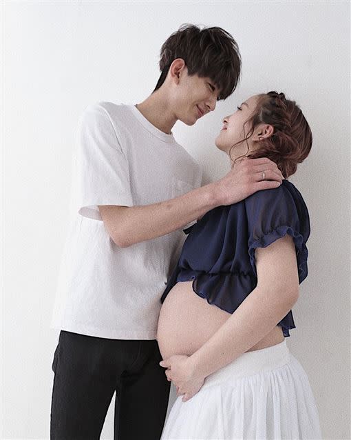 重川茉彌和前田俊曬出孕肚照。（圖／翻攝自IG）