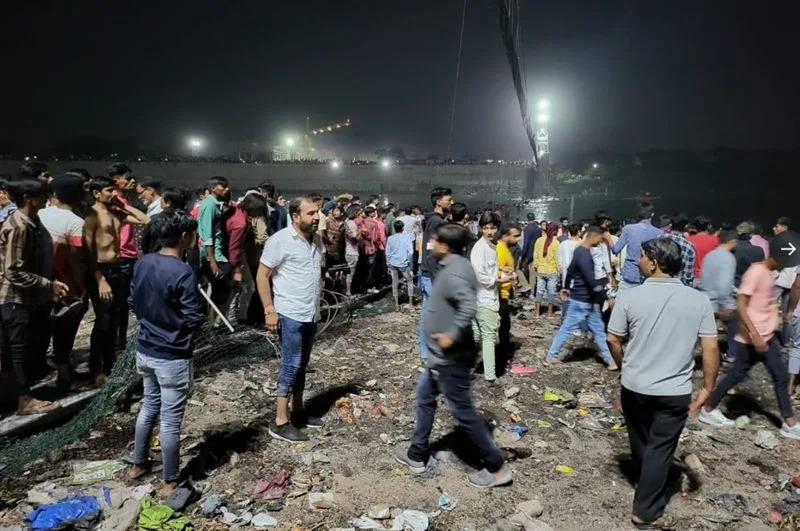 印度西部古茶拉底省一座吊橋突然斷落，死亡人數增至141人。（圖／翻攝自ethicalsid推特）