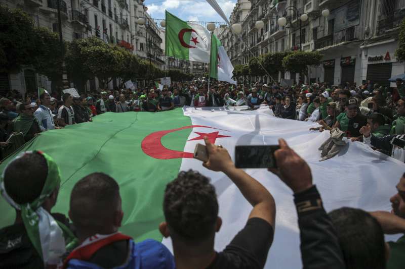 阿爾及利亞總統布特佛利卡下台，民眾持續示威要求全面改革（AP）