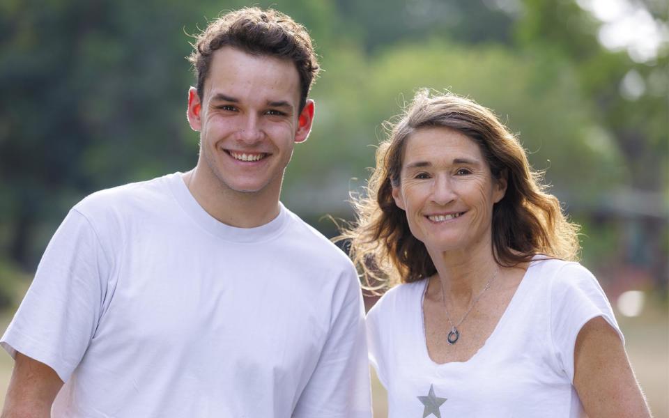 <p><b>Théo Curin et Anne </b></p><p>Le nageur handisport de 22 ans a choisi de faire équipe avec sa manageuse, pour le compte de l’association Autour des Williams, qui lutte contre le syndrome de Williams & Beuren. « <i>Le lien qui unit Anne et Théo est incroyable ! Ça se ressent dans le programme. Parfois, durant le tournage, je ne pouvais m’empêcher de me demander comment Théo allait s’en sortir. Il s’est débrouillé et a toujours insisté pour ne bénéficier d’aucun traitement de faveur. C’est un sacré défi.</i> » </p>...