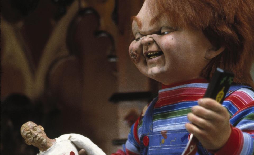 Hier kommt Chucky! Bei der Erstveröffentlichung 1988 interessierte sich das Publikum kaum für das vielleicht gruseligste Spielzeug aller Zeiten. Inzwischen ist "Chucky - Die Mörderpuppe" jedoch Kult. Dem mörderisch-witzigen Mini-Monster wurde später nicht nur eine Braut zur Seite gestellt: Das Werk inspirierte auch manch späteren Horrorfilm wie etwa "Saw" oder "Annabelle". (Bild: Fox)