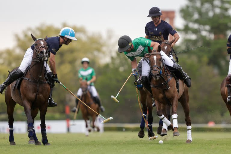 Facundo Pieres trata de maniobrar entre Adolfo Cambiaso y Pelón Stirling